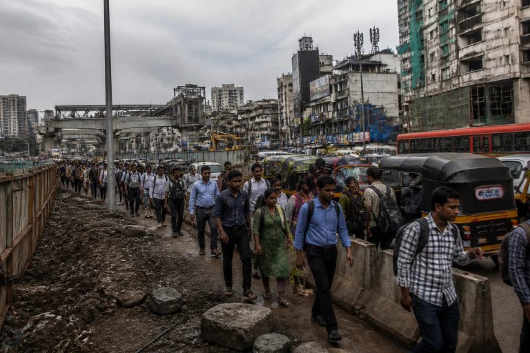 कल्याण रेल्वे स्थानक परिसरातील Smart City कामे आठ वर्षांपासून रखडली; नागरिकांमध्ये नाराजी, आंदोलनाचा इशारा !