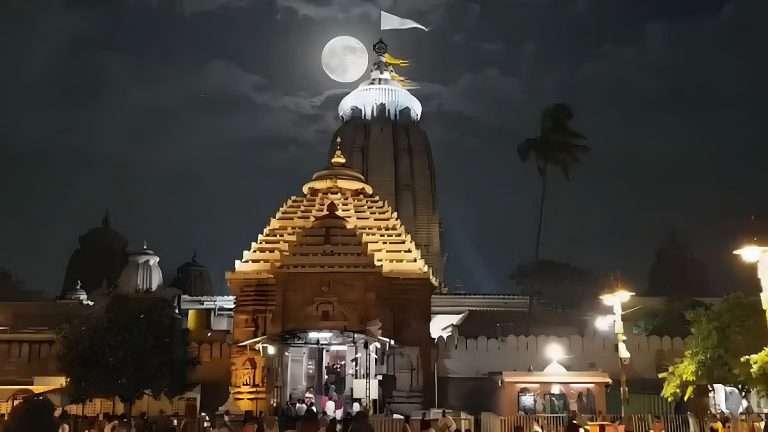 शरद पौर्णिमेच्या चांदण्यात न्हाऊन निघाले पुरीचे जगन्नाथ मंदिर; पवित्र नीलचक्रामागे पूर्णचंद्राचे विलोभनीय दर्शन !